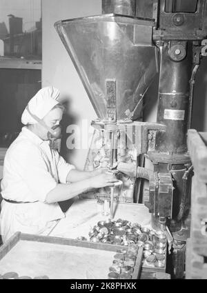 Oslo. Freia chocolate factory. A female worker fills vanilla sugar in small boxes. Protective mask. Dust mask. Photo: NTB Stock Photo