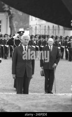 Oslo 19860924. West Germany's federal President Richard von Weizsäcker on a 4 day official visit to Norway. Federal President Richard von Weizsäcker (t.v.) and King Olav at the National Monument at Akershus Fortress. Photo: Henrik Laurvik / NTB Stock Photo