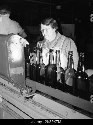 Oslo 1951. Breweries in Oslo in 1951. Here from one of the work processes where the bottles are controlled. The machine is operated by a lady. Photo: Sverre A. Børretzen / Current / NTB Stock Photo