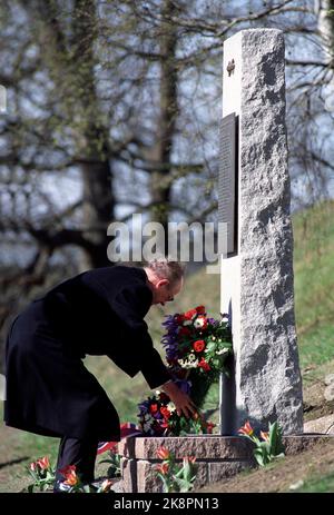 Drøbak, Oscarsborg April 9, 1990. Prime Minister Jan P. Syse puts a wreath at the memorial support over fallen coastal artillery at Oscarsborg. The memorial support was unveiled by King Olav the same day. Photo: Morten Hvaal / NTB / NTB Picture # 3 of 9. Stock Photo