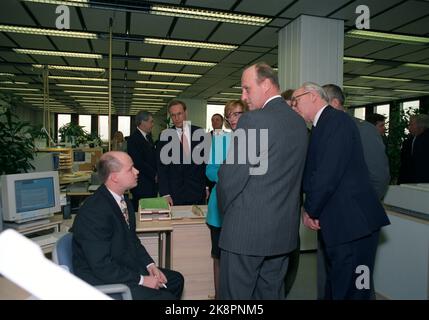 Finland. Helsinki March 24, 1993. The royal couple is on an official visit to Finland with President Mauno Koivisto and Mrs. Tellervo Koivisto. Here King Harald, surrounded by next leaders Jaakko Ihamuotila and Eija Malmivirta, are oriented by oil-trader Jaako Ahmala (t.v.), about the next's 500,000 Barrel's large trade with Statoil, which happened while the king was present in the department. Completely t.h. Asker Hans Kristian Roed who works for the next petroleum in Norway. Photo; Lise Åserud / NTB / NTB Stock Photo