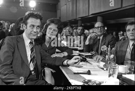 Oslo April 21, 1975. The Labor Party's national meeting. Here Reiulf Steen and Gro Harlem Brundtland.  Photo: Henrik Laurvik / NTB Stock Photo