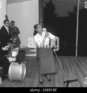 The Mom Market Mysen 19580906. Artist Josephine Baker opens his Norwegian premiere in the Mom Market, which became an unconditional success. The Southern temperament did not deny itself in Norwegian autumn soak with rain. Microphones. Photo: Kaare Nymark Current / NTB Stock Photo