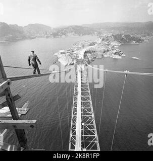 Kristiansand 19560609 The largest in Northern Europe The construction of Varoddbrua at Kristiansand. The old Varoddbrua is a suspension bridge that goes over the outlet of the Topdalsfjord. The bridge is 618 meters long, and the largest span is 337 meters with free height 32 meters. The bridge has 8 buckles. The Varodd bridge was opened on October 20, 1956 and was toll -funded. It was Norway's longest suspension bridge until 1972. Photo: Sverre A. Børretzen / Current / NTB Stock Photo