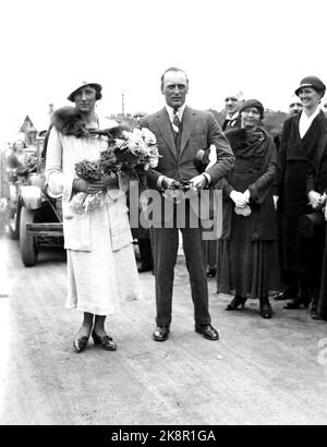 Ålesund 1938 Crown Prince Olav and Crown Princess Märtha visit Ålesund. Here the two together, on a walk in the city. Märtha with light suit with reefskin collar, hat and large flower bouquet. Photo: Arne Sylte / NTB Stock Photo