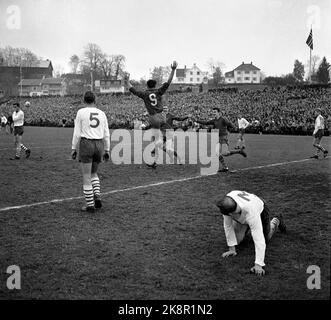 Oslo 19631027 Football, Cup Final 1963 Skeid / Fredrikstad 2-1 in a dramatic final at Ullevaal Stadium. Here, Skeid cheers after one of his scores, while Fredrikstad's players resign. Photo: NTB / NTB Stock Photo