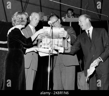 Moroculi 19591003: Norwegian-Swedish radio entertainment is produced in a tent on the border between Norway and Sweden. During the opening show, Both countries' prime ministers Einar Gerhardsen (TV) and Tage Erlander (th). Here, together with program director Lennart Hyland, (at the longest to H) who proclaimed the moroculi as a separate state. Right to the Norwegian program host Randi Kolstad. Photo: Storløkken / Current / NTB Stock Photo