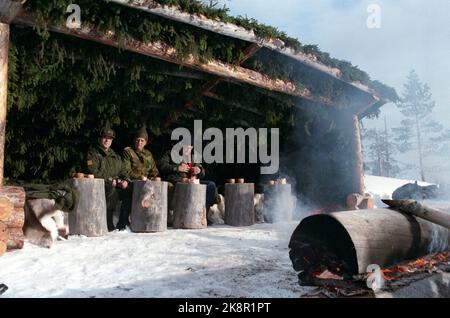 Finland. Rovaniemi 25 March 1993. The royal couple is on an official visit to Finland with President Mauno Koivisto and Mrs. Tellervo Koivisto. Here is King Harald, and his host President Koivisto, in a border guard Bivuak outside Lapland's capital. Coffee in wooden cups with a small forestry of best Finnish brand was served. Photo; Lise Åserud / NTB / NTB Stock Photo