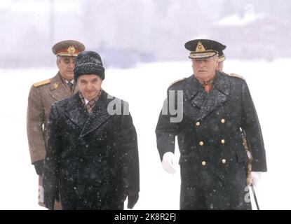 Fornebu 19801113. Romanian President Nicolae Ceausescu with Mrs Elena on an official visit to Norway. President Ceausescu was met at the airport by the royal family. Here President Ceausescu (t.v.) with King Olav. Photo: Svein Hammerstad NTB / NTB Stock Photo
