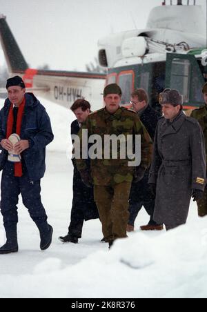 Finland. Rovaniemi 25 March 1993. The royal couple is on an official visit to Finland with President Mauno Koivisto and Mrs. Tellervo Koivisto. Here is King Harald, and his host President Koivisto to inspect the Finnish border force in Lapland on the last day of the state visit. Photo; Lise Åserud / NTB / NTB Stock Photo