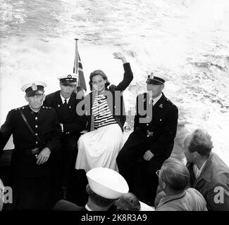 Hankø in the summer of 1956. Recording Norway's first feature film in color, titled 'Smugglers in tuxedo'. Here Anne Lise Tangstad, who has a big role in the film ('Eva'), along with police and customs authorities aboard a customs boat. Both customs officers from Norwegian and Swedish Customs said yes to participate in the filming. Photo: Aage Storløkken / Current / NTB. Stock Photo