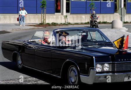 Fornebu May 2, 1990. King Olav welcomes his guest Grand Duke Jean by Luxembourg, at Fornebu. Here they leave the airport in a limousine with number plate A-5. Photo: Bjørn-Owe Holmberg / NTB / NTB Stock Photo