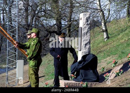 Drøbak, Oscarsborg April 9, 1990. King Olav unveils a memorial support over fallen coastal artillery at Oscarsborg. Prime Minister Jan P. Syse is also present and puts down a wreath at the memorial support. Here the unveiling of the memorial support. Photo: Morten Hvaal / NTB / NTB Picture # 3 of 4. Stock Photo