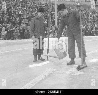 Oslo 19490220 skating, fast run. World Cup at Bislett Stadium. Lots of people in the stands. In the foreground, a hole is prepared in the ice with snow, water jug and hand. Photo: NTB / NTB Stock Photo