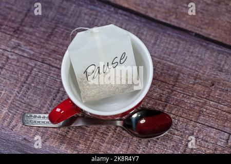 Cup and tea bag labeled 'Pause' Stock Photo