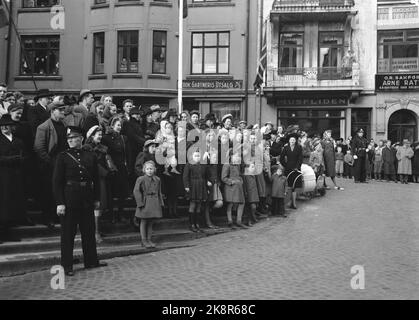Ålesund. 19480413. Ålesund city 100 years. Street life in Ålesund with the characteristic Art Nouveau buildings as beautiful scenes. Here you wait for King Haakon VII and Crown Prince Olav. Photo: NTB / NTB Stock Photo