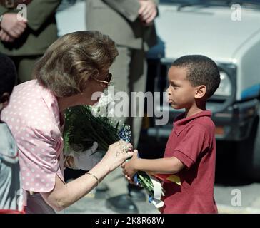 Cape Town, South Africa 19980225. Queen Sonja gets flowers from children during the visit to Cape Town. The royal couple are on an official visit. Photo Lise Åserud / NTB / NTB Stock Photo