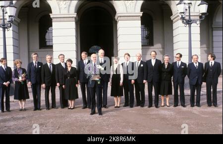 OSLO 19811014: Statsminister Kåre Willoch med sin regjering i ...