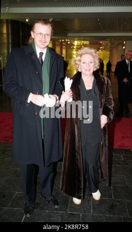 Oslo 19940119. 'The Draumkvedet' premieres at the Norwegian Theater. Here Wenche Foss arrives with Thomas Høegh to the premiere. Photo: Aleksander Nordahl NTB / NTB Stock Photo