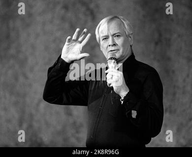 Oslo 19871116: Artist Jan Malmsjø on stage at Chat Noir's 75th