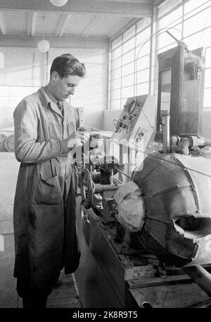 Oslo 19530114. Pcs - Standard Telephone and cable factory A/S at Økern is one of Norway's largest companies with approx. 1550 workers including the officials. It is cable, regular cord and telephone service which are the companies' Victic Production Articles. The workforce is stable. Most are in the company that is the only one in the country that has a business dentist office. Otherwise, they have a doctor's office, a corporate newspaper, a canteen, pension and a nursing scheme for all employees. Here we see Per Bøen controlling the plastic isolajon. Photo: Sverre A. Børretzen / Current / NTB Stock Photo