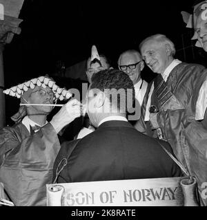 Oslo December 1964 American actor Earle Hyman is beaten to the knight of the Purpurne Order during a session in the Artists' Association. He gets a coat of arms with the name 'Son of Norway' and gets his nose painted red. Photo: NTB / NTB Stock Photo