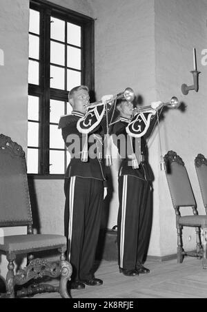 Oslo 19530702. Crown Prince Olav 50 years. The government's dinner at Akershus castle. Garden plays the trumpet during the celebration of Crown Prince Olav. Emblem G on the trumpet. Photo: Jan Stage NTB / NTB Stock Photo