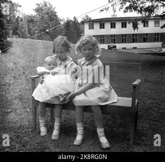 Skaugum June 1937. Princess Ragnhild (TV) and Princess Astrid with Prince Harald, about six months old. The three together, sitting on a bench in the garden. Photo: NTB / NTB Stock Photo