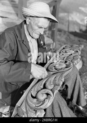 Skåbu 19500812. The home industry of crafts. Here we see a woodcutter in work. The woodcutter has had and smokes pipe. Photo: NTB Archive / NTB Stock Photo