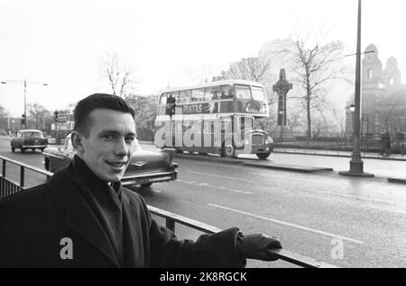 Edinburgh, Scotland - January 1965 'Kniksen' Roald Jensen has become a professional footballer in Scotland - the Hearts football club. Roald 'Kniksen' Jensen '. Here he is on a city tour. Cars and a two -storey bus pass by. Photo: Sverre A. Børretzen / Current / NTB Stock Photo