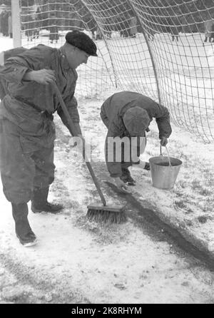 Oslo 19471109 Dynamo - Skeid on winter driving Football match between Dynamo - Skeid 7-0, at Bislett. Snow on the track must be gulled away. Here, pathmen are ready to make the track ready. They sprinkle red tennis court flour on the lines to label them. Photo; Current / NTB  NB: Photo Not image treated. Stock Photo