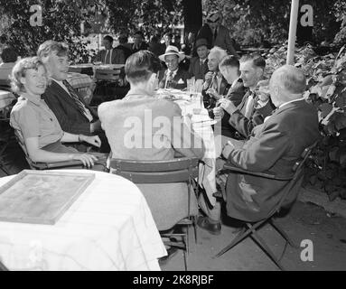 Oslo 1951. Utterestaurant in Oslo in 1951. People enjoy a pils in the heat. Photo: Sverre A. Børretzen / Current / NTB Stock Photo