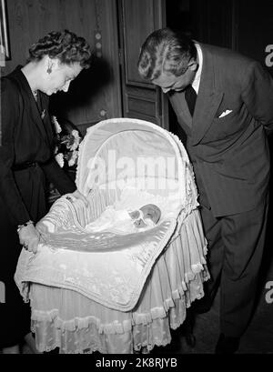 Asker, Skaugum 19540913 Photo session with Princess Ragnhild Mrs. Lorentzen and shipowner Erling Lorentzen, on the occasion of the imminent baptism by his son Haakon. Here the two together, with the baptism child in the cradle. Photo: Svensson and Valldal / NTB / NTB Stock Photo