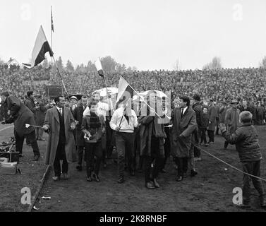 Oslo 19631027 Football, Cup Final 1963 Skeid / Fredrikstad 2-1 in a dramatic final at Ullevaal Stadium. Here happy football supporters from Fredrikstad before the start of the match. Photo: NTB / NTB Stock Photo