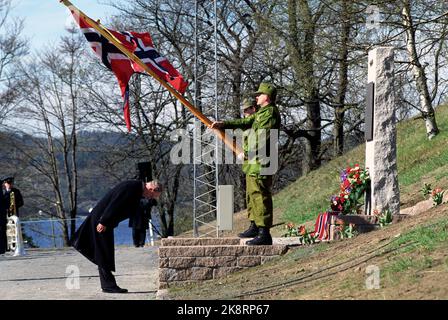 Drøbak, Oscarsborg April 9, 1990. Prime Minister Jan P. Syse puts a wreath at the memorial support over fallen coastal artillery at Oscarsborg. The memorial support was unveiled by King Olav the same day. Photo: Morten Hvaal / NTB / NTB Picture # 7 of 9. Stock Photo