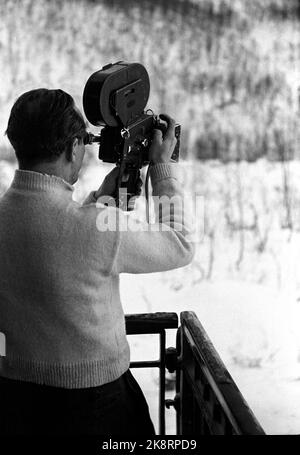 Lønsdal 19471208: The opening of the railway line Mo i Rana - Lønsdal on the Nordlandsbanen connected north and southern Norway. Here from the first trip, with the majority of NSB's board. Here, the journey over Saltfjellet is perpetuated by a man with a movie camera. Photo: TH Skotaam / Current / NTB Stock Photo