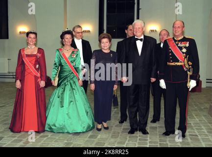 Oslo 19960325: The Russian President of State Visit in Norway. From Left Princess Märtha Louise, Queen Sonja, wife Naina Yeltsina, Boris Yeltsin and and King Harald after the arrival at Gallami Day at Akershus. Queen Sonja in green company dress with jewelry and diadem. Princess Märtha Louise in red dress. Photo: Tone Georgsen Scanfoto / NTB Stock Photo