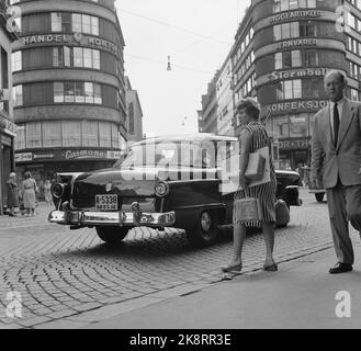 Oslo August 8, 1959. The report 'Pregnant on the City' was in the current in 1959. They equipped a pregnant woman with packages and bags to see if she was offered help. Little has changed in 40 years, no help to get. At the tram she was long offered one seat. And in a crowded cafe, after a while she was offered to sit at the table of a fellow sister. Here she is in Storgaten. Photo: Bjørn Bjørnsen / Current / NTB Stock Photo