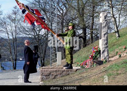 Drøbak, Oscarsborg April 9, 1990. Prime Minister Jan P. Syse puts a wreath at the memorial support over fallen coastal artillery at Oscarsborg. The memorial support was unveiled by King Olav the same day. Photo: Morten Hvaal / NTB / NTB Picture # 5 of 9. Stock Photo