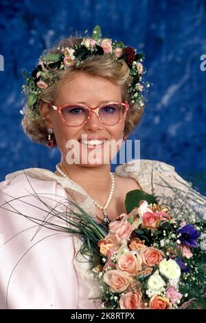 Oslo 19891209: Cathrine Ferner, grandson of King Olav, marries Arild Johansen in Ris church in Oslo. The bride in pink dress with sequins, lace and flower wreath in the hair. Photo: Knut Falch Stock Photo