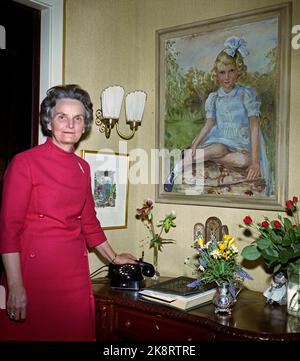 Oslo 1968: Dagny Haraldsen photographed in his home in Oslo in 1968, in connection with engagement and later weddings between Crown Prince Harald and her daughter, Sonja Haraldsen. Here at a painting. Photo: NTB / NTB Stock Photo