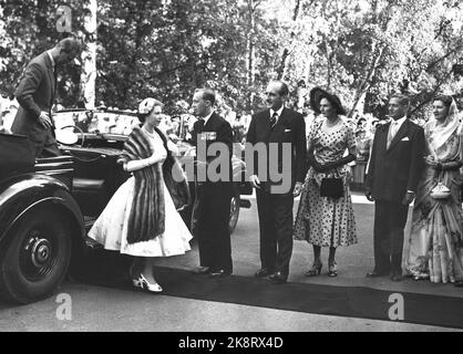 Oslo 195506. Queen Elizabeth II on a state visit to Norway. Queen Elizabeth arrives with her husband Prince Philip to Garden Party in the English Embassy. Runs. Photo: NTB Archive / NTB Stock Photo