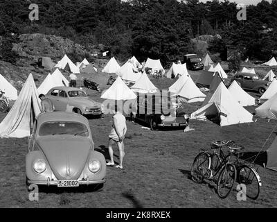 Oslo 19550722 Summer picture from a campsite in the Oslo area. Tourists, cars and pointed tents at the campsite. Volkswagen bubble and bicycles in the foreground. Photo: NTB / NTB Stock Photo