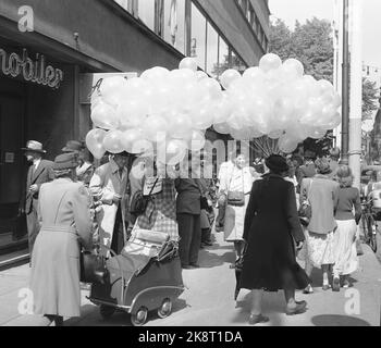 Oslo 19500515. Oslo city 900 year anniversary. The party jewelry in anniversary rushes. The Norwegian royal family and many guests were invited to the opening. The balloon sellers from the StudioTeatret were where the people were found at Solplassen in front of the town hall. Photo: Sverre A Børretzen / Arne Kjus / Current / NTB Stock Photo