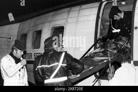 Stavanger 19751102: Accident on the Oil Platform Ekofisk 2/4 Alpha in the Ekofisk field. The platform came on fire due to rust in a riser, and three of the crew perished then A rescue cabinet fell during the evacuation. Here, one of those killed is brought ashore by helicopter. Photo: NTB Corr / NTB Stock Photo