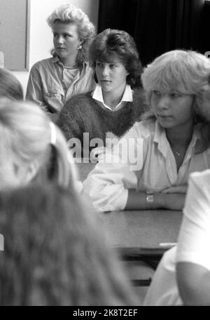 Oslo 1986-08-19: The Crown Prince children begin at kg. Princess Märtha Louise and Prince Haakon Magnus begin at Christian Gymnasium. Princess Märtha will start at the 9th grade at the secondary school, while the prince will start in 7. The children have previously been students at Smedstad school. The picture: Princess Märtha Louise in place at the school desk in her new class. Classroom, classmates. Photo: Bjørn Sigurdsøn Stock Photo