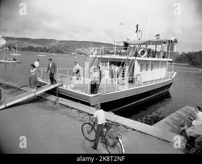 Hankø in the summer of 1956. Recording Norway's first feature film in color, titled 'Smugglers in tuxedo'. Here the luxury boat 'Caroline II' which is Colonel Lieutenant Brusefjær's luxurious houseboat. In the foreground Th on the boat Anne Lise Tangstad and Lauritz Falk, which has two big roles. Photo: Aage Storløkken / Current / NTB. Stock Photo