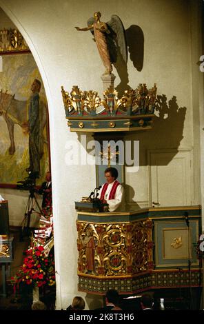 Hamar 19930520: Diocese of Norway's first female bishop. Hamar's new Bishop Rosemarie Köhn is being consecrated in Hamar Cathedral. Here on the pulpit in connection with the wedding. Photo: Bjørn Sigurdsøn Stock Photo