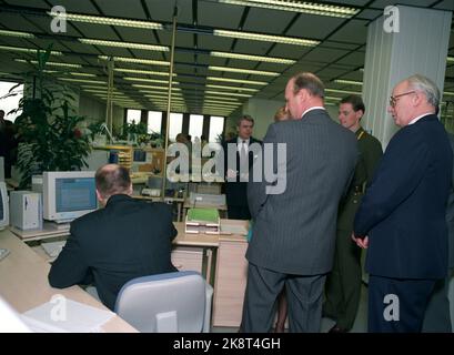 Finland. Helsinki March 24, 1993. The royal couple is on an official visit to Finland with President Mauno Koivisto and Mrs. Tellervo Koivisto. Here King Harald, surrounded by next leaders Jaakko Ihamuotila and Eija Malmivirta, are oriented by oil-trader Jaako Ahmala (t.v.), about the next's 500,000 Barrel's large trade with Statoil, which happened while the king was present in the department. Completely t.h. Asker Hans Kristian Roed who works for the next petroleum in Norway. Photo; Lise Åserud / NTB / NTB Stock Photo