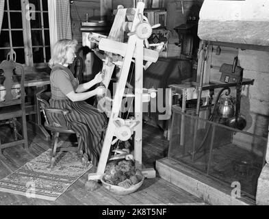 Skåbu 19500812. The home industry of crafts. A woman sits and weaves. Photo: NTB Archive / NTB Stock Photo